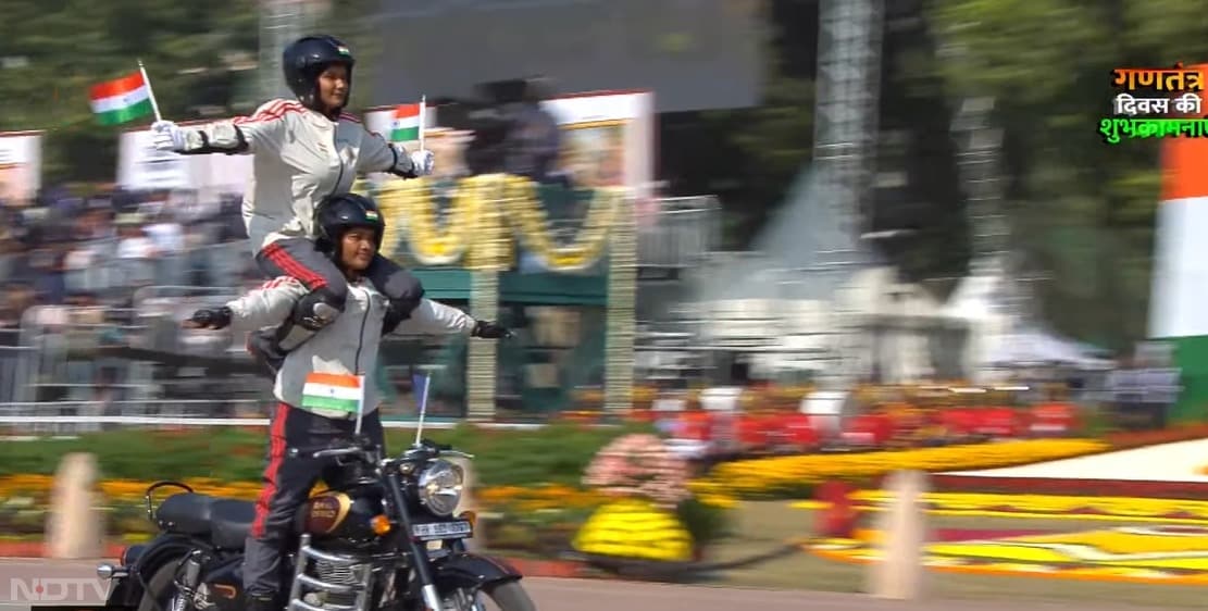 सेना की महिला टुकड़ी ने भी कर्तव्य पथ पर होने वाली गणतंत्र दिवस की परेड में खतरनाक स्टंट किए
