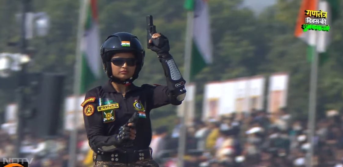 कर्तव्य पथ पर होने वाली परेड में करतब में हर जवान पूरे जोश में दिखाई दिया. जवान ही नहीं बल्कि दर्शक भी जोश से लबरेज दिख रहे थे.