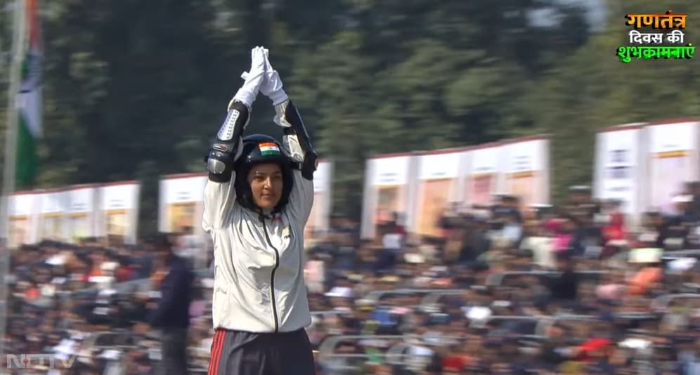 महिलाओं ने भी कर्तव्य पथ पर हो रही परेड में कमाल के करतब दिखाएं, जिन्हें देख हर कोई खुद को ताली बजाने से नहीं रोक पाया.