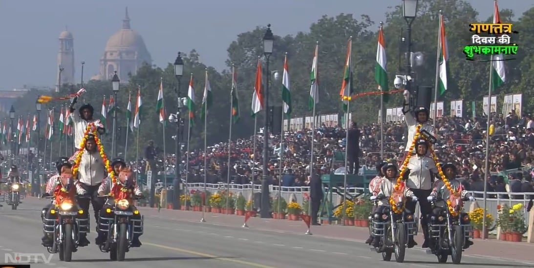 कर्तव्य पथ पर जवानों की मोटरसाइकिल टीम ने शानदार फॉर्मेशन बनाकर ऐसा रोमांचक प्रदर्शन किया कि पूरा मैदान तालियों की गड़गड़ाहट से गूंज उठा.