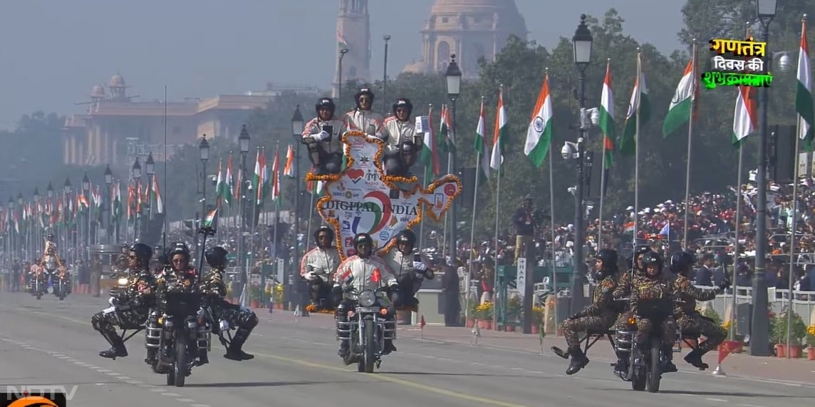 कर्तव्य पथ पर जवानों ने मोटरसाइकिलों पर भारत के नक्शे की शानदार फॉर्मेशन बनाकर ऐसा कौशल दिखाया कि पूरा परेड मार्ग देशभक्ति के जोश से गूंज उठा.