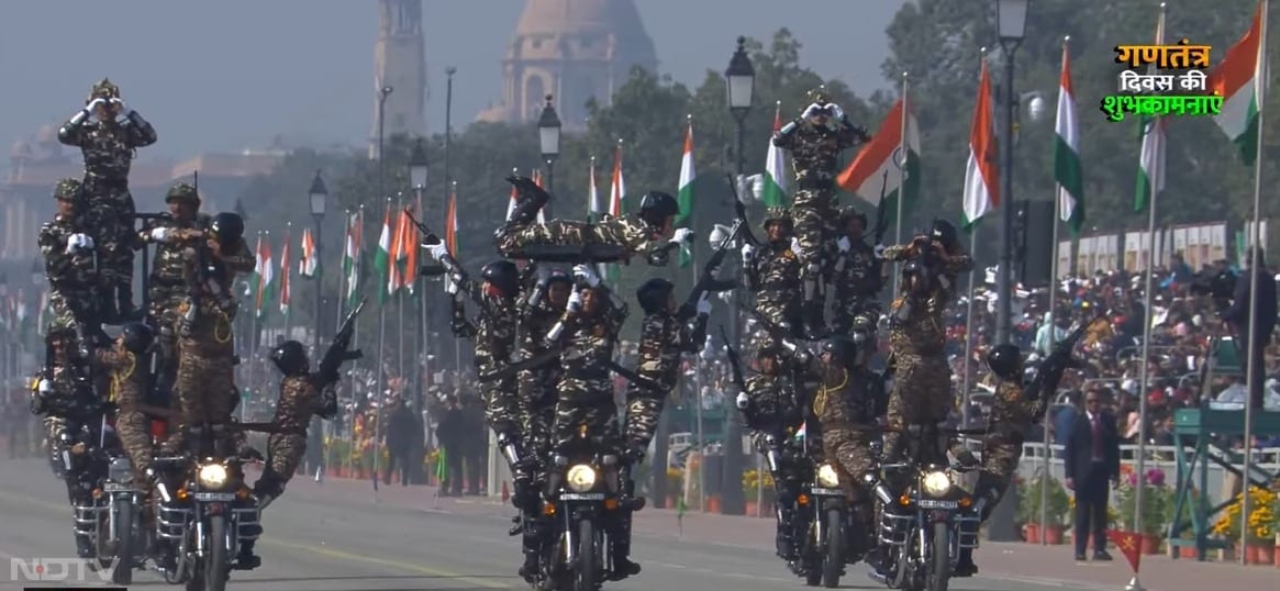 कर्तव्य पथ पर जवानों ने मोटरसाइकिलों पर शानदार बैलेंस और ताकत का प्रदर्शन करते हुए रोमांचक फॉर्मेशन बनाईं, जिन्हें देखकर परेड मार्ग तालियों से गूंज उठा.