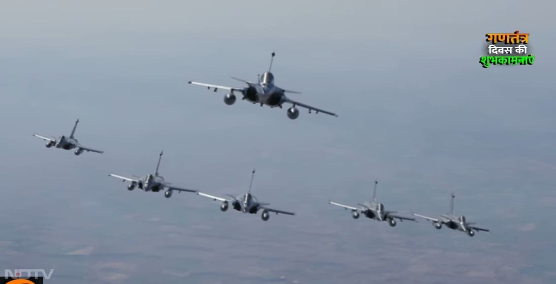 खुले आसमान में लड़ाकू विमानों ने बेहतरीन तालमेल के साथ त्रिकोणीय फॉर्मेशन बनाते हुए हवा में अपनी शक्ति और सटीकता का प्रदर्शन किया.