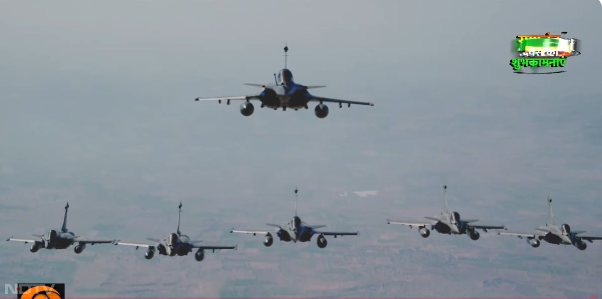 परेड में सिर्फ जमीन पर ही नहीं बल्कि खुले आसमान में लड़ाकू विमानों ने करतब दिखाए. इस दौरान जेट्स के बीच मजबूत और सटीक फॉर्मेशन दिखा.