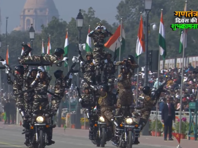 साहस, जज्बा और देशभक्ति...कर्तव्य पथ पर जवानों ने दिखाएं कमाल के करतब