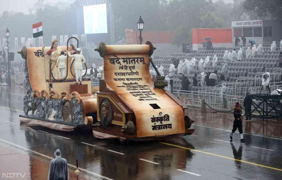 देश के 77वें गणतंत्र दिवस पर कर्तव्&zwj;य पथ पर फुल ड्रेस रिहर्सल के दौरान कई झांकियों ने मन मोह लिया. इस बार वंदे मातरम की थीम ने हर किसी का मन मोह लिया है.