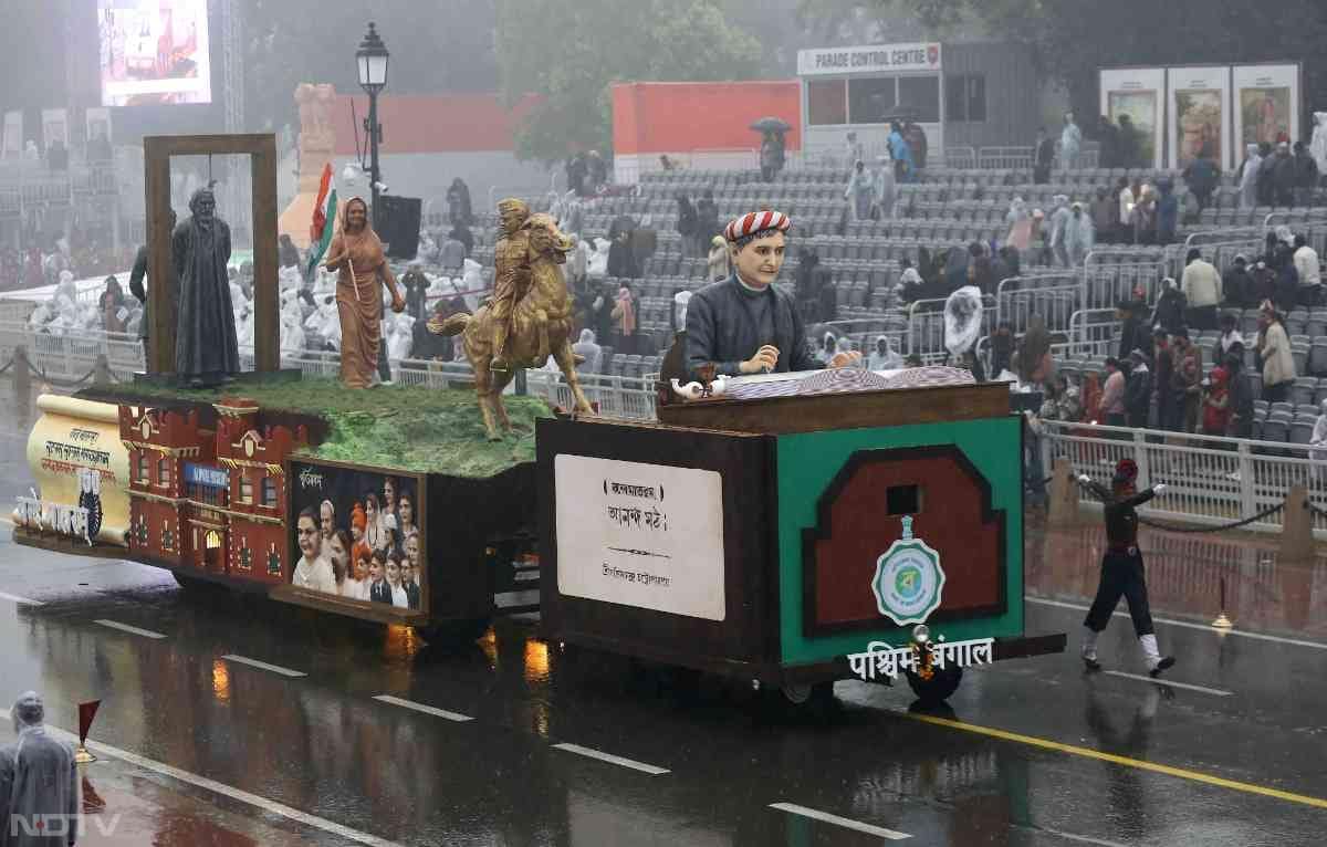 पश्चिम बंगाल की झांकी में प्रदेश की संस्&zwj;कृति को बखूबी पेश किया गया.