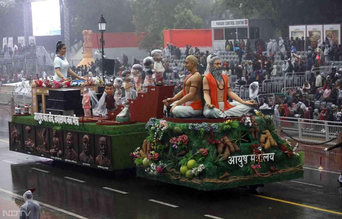 आयुष मंत्रालय की झांकी में हमारी प्राचीन चिकित्&zwj;सा पद्धति को दर्शाया गया.