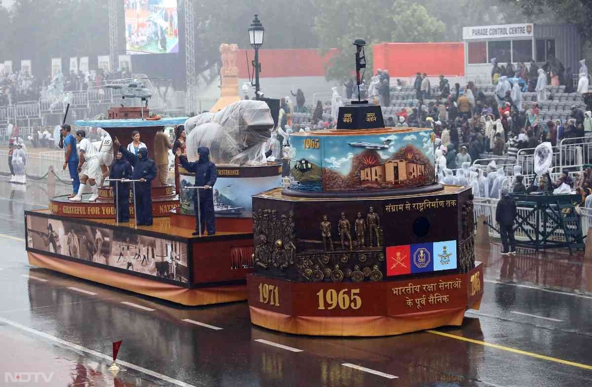 भारतीय रक्षा सेनाओं के पूर्व सैनिकों की झांकी ने भी उपस्थित हर व्&zwj;यक्ति को गर्व से भर दिया.