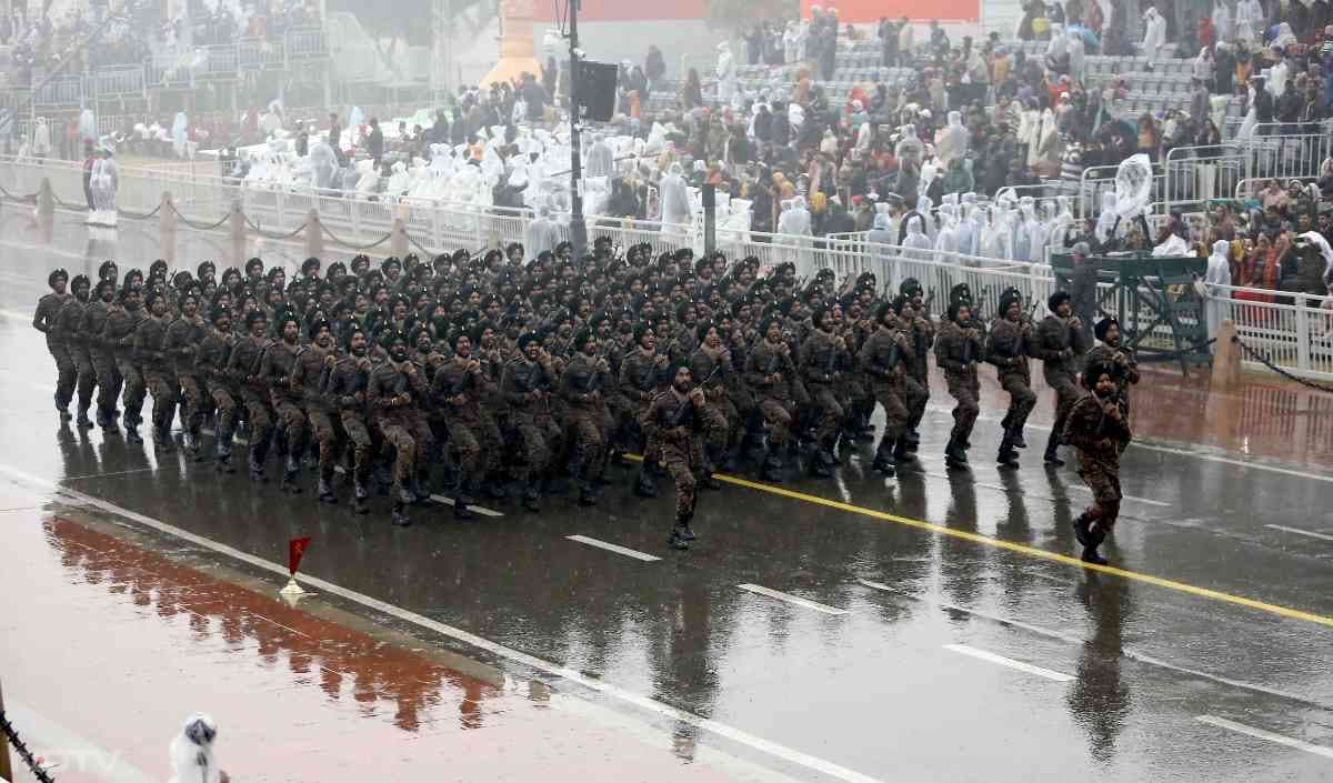 बारिश के बीच भारतीय सैनिकों की परेड ने उपस्थित लोगों को जोश से भर दिया.