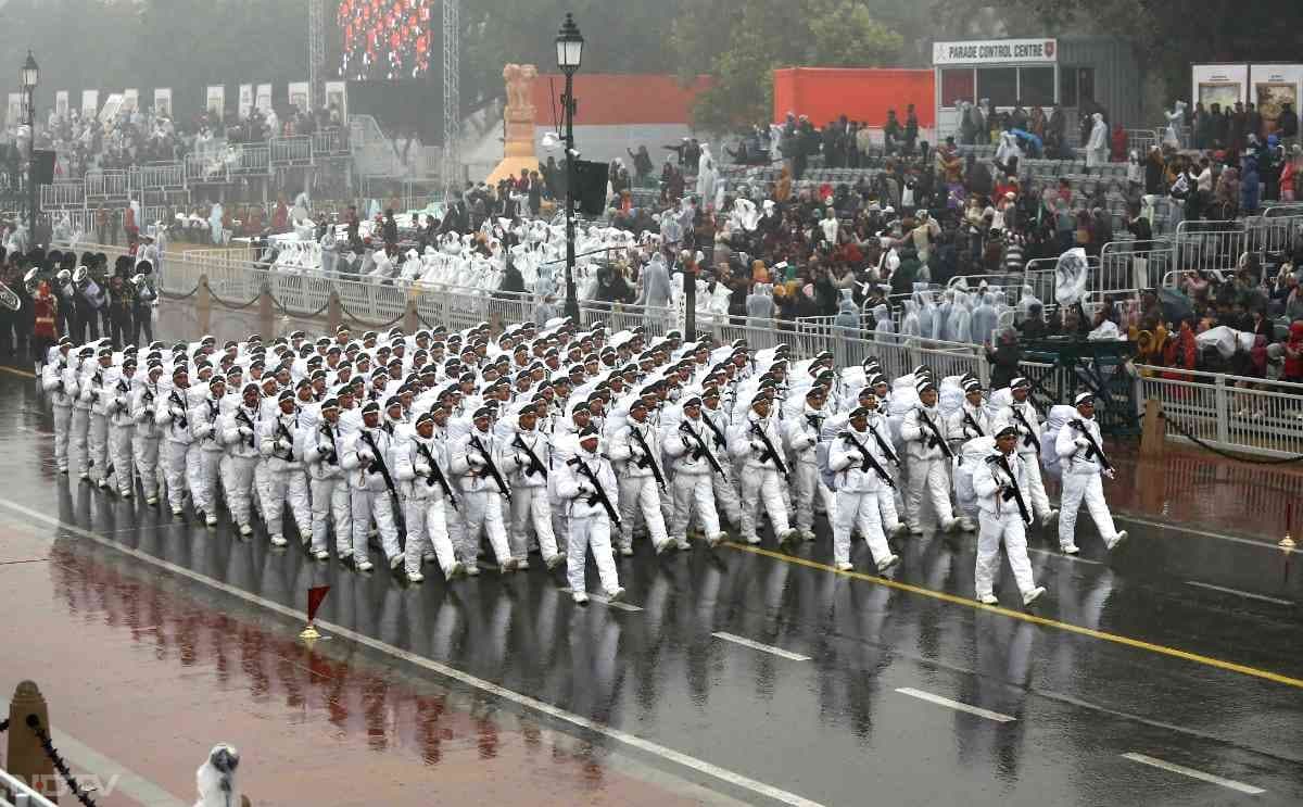 बर्फीले इलाकों में अपनी सेवाएं दे रहे वीर जवान भी अपनी बंदूक के साथ हर वक्&zwj;त मुस्&zwj;तैद रहते हैं. इन जवानों ने भी अपनी विशेष यूनिफॉर्म के साथ उन्&zwj;होंने भी परेड में हिस्&zwj;सा लिया.