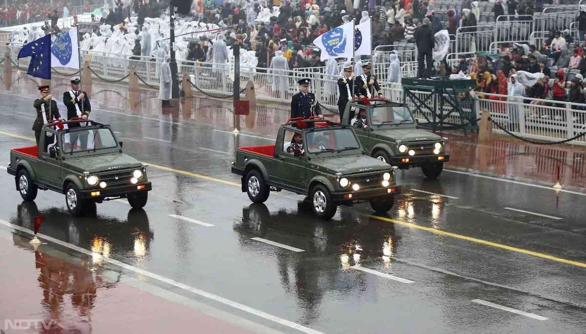 कर्तव्&zwj;य पथ पर आयोजित परेड में अन्&zwj;य देशों के सैन्&zwj;य अधिकारी भी शामिल हुए.