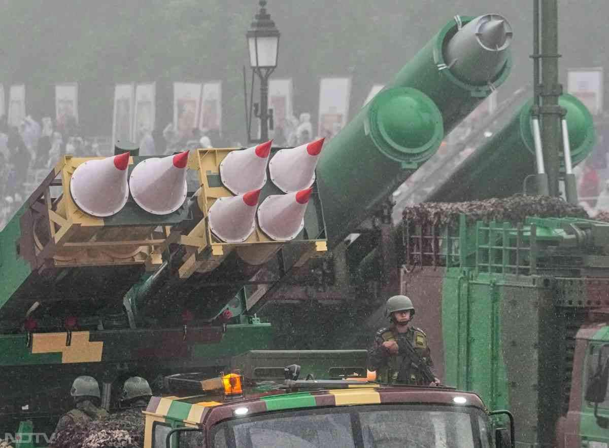 दिल्ली में आज अचानक मौसम बदला और गणतंत्र दिवस पर फुल डे रिहर्सल के दौरान बारिश हो गई. लेकिन परेड में जवानों और उन्हें देखने वालों का जोश, जज्बा और जुनून रत्ती भर भी कम नहीं हुआ.