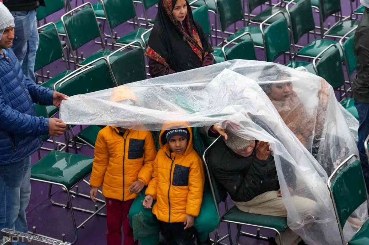 सुबह आसमान में आमतौर पर बादल छाए रहे साथ ही हल्की बारिश की एक या दो बार बौछारें भी हुईं। गरज के साथ बारिश, बिजली चमकने के अलावा 30 से 40 किलोमीटर प्रति घंटे की रफ्तार से तेज हवाएं चलीं.