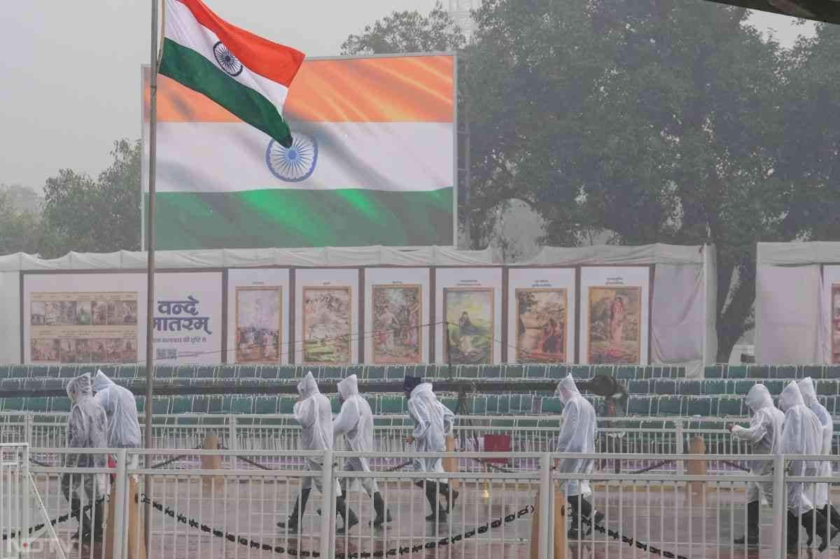 दिल्ली में गरज के साथ बौछारें पड़ने के कारण शुक्रवार को सुबह कर्तव्य पथ पर गणतंत्र दिवस समारोह की परेड के फुल ड्रेस रिहर्सल कार्यक्रम में देरी हुई.