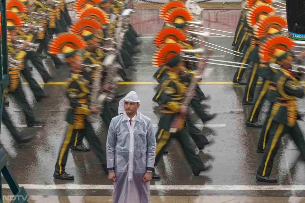 गणतंत्र दिवस की परेड के रिहर्सल के दौरान शायद ही देखने को मिला हो, जब आसमान में घने काले बादल छाए हों और बार-बार गरज की आवाजें गूंजने के साथ बारिश हो रही हो.