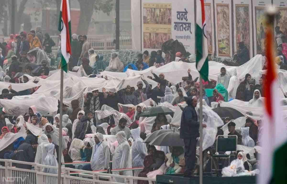 रिहर्सल में देरी होने के बावजूद सुरक्षाकर्मी और अधिकारी अपने-अपने स्थान पर बने रहे. इनमें से कई अधिकारी बारिश और कड़ाके की ठंड में भी अपनी जिम्मेदारी पालन करते हुए रेनकोट और जैकेट पहने नजर आए.