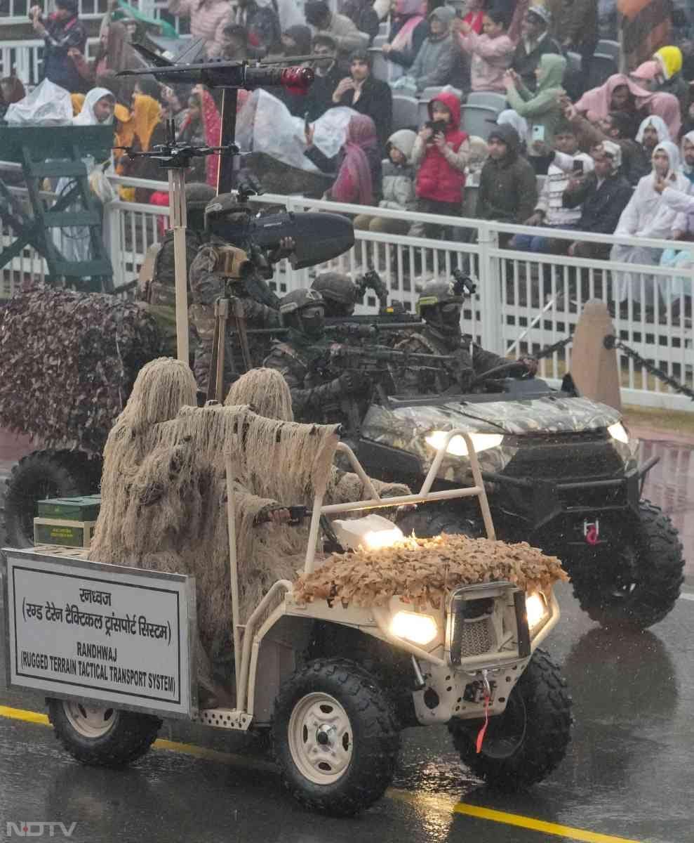 रिहर्सल देखने के लिए सुबह जल्दी जमा हुए बुजुर्गों समेत लोगों ने बारिश से बचने के लिए प्लास्टिक की शीट ओढ़ ली थीं. कई दर्शक अस्थायी छतरियों के नीचे शरण लिए हुए थे.