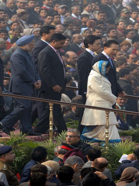 South Korea's president Lee Myung Bak walks next to President Pratibha Patil as Prime Minister Manmohan Singh walks behind at the end of the Republic Day parade in New Delhi.The South Korean President was the chief guest at the Republic Day Parade.(AFP Photo)