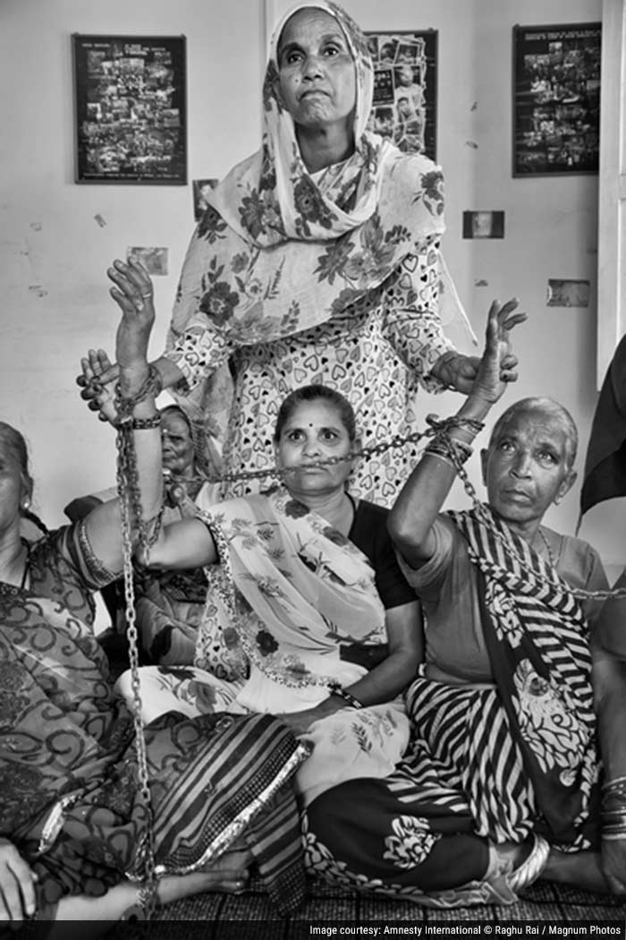 Shahzadi Bi (standing) with fellow activists preparing to chain themselves to the residence of the Chief Minister of Madhya Pradesh in September 2014