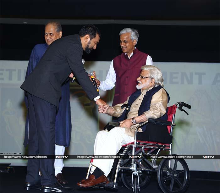 Renowned painter Satish Gujral was felicitated with the Lifetime Achievement Award.