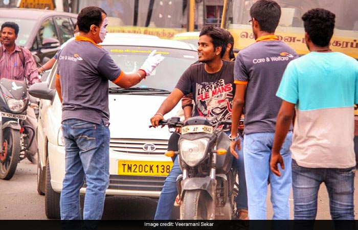 In Pics: A Hearing-Impaired Mime Artist Spreading The Message Of Road Safety