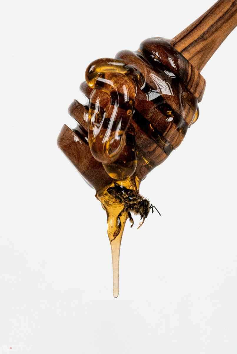 रोज 1 चम्&zwj;मच शहद खाने से शरीर को कई तरह के स्&zwj;वास्&zwj;थ्&zwj;य लाभ होते हैं.