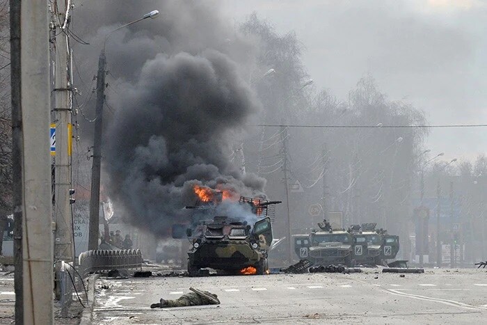 रूस-यूक्रेन हिंसा: लगातार फायरिंग के बीच कुछ ऐसा रहा यूक्रेन में चौथा दिन, देखें तस्वीरें