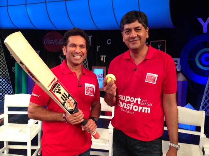 Sachin Tendulkar and host Vikram Chandra strike a pose.