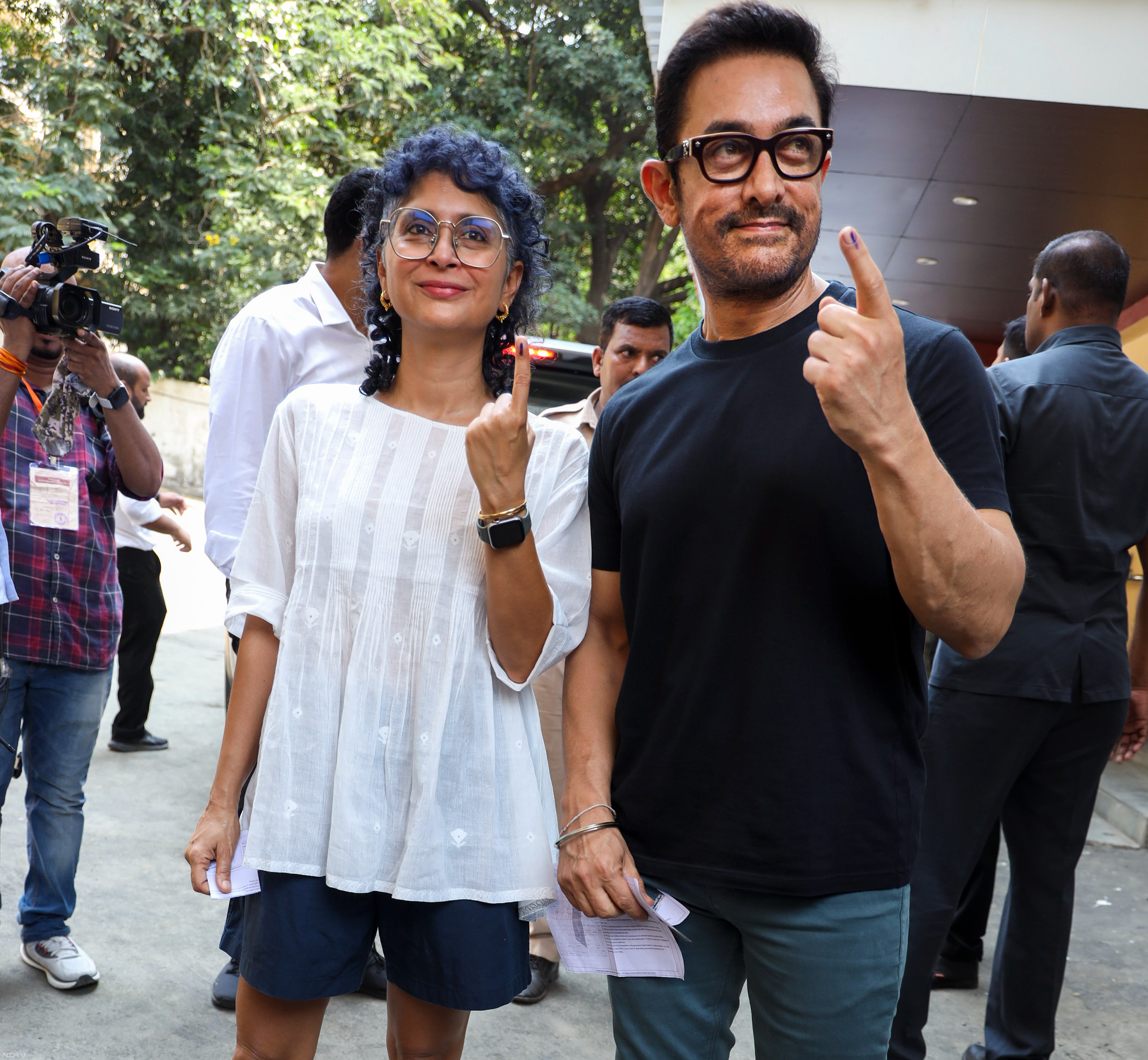 एक्स वाइफ किरण राव के साथ मतदान करने पहुंचे आमिर खान