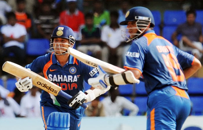 Rahul Dravid and Sachin Tendulkar run between wickets during the Compaq Cup tri-series final match against Sri Lanka in Colombo. (AFP Photo)