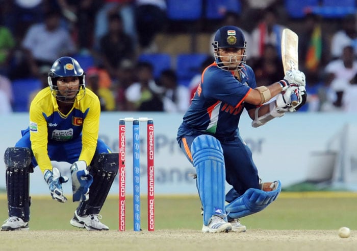 Sachin Tendulkar bats as Sri Lankan captain and wicketkeeper Kumar Sangakkara looks on during the Compaq Cup tri-series final match against Sri Lanka in Colombo. (AFP Photo)