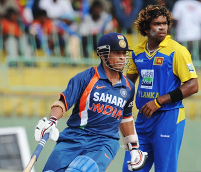 Sachin Tendulkar runs between wickets as Sri Lankan cricketer Lasith Malinga looks on during the Compaq Cup tri-series final match against Sri Lanka in Colombo. (AFP Photo)