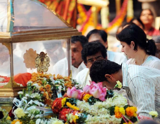 Master blaster Sachin Tendulkar broke down while paying his last respects to spiritual leader Sathya Sai Baba in Puttaparthi on Monday. (AFP Photo)