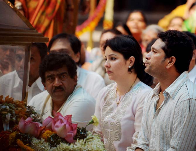 Accompanied by wife Anjali and friend V. Chamundeshwarnath, Sachin sat beside the body of Sathya Sai Baba at Sai Kulwant Hall in Prashanti Nilayam, and prayed for him. (AFP Photo)