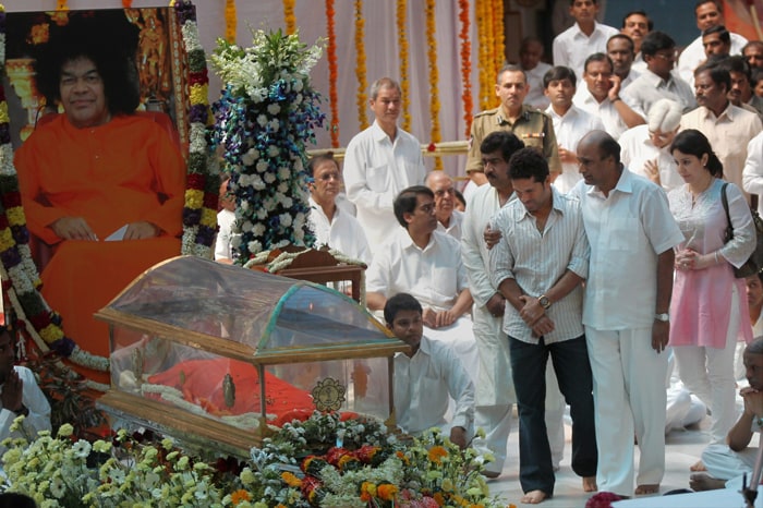 'Sachin did not have breakfast and no one was allowed to enter his room,' his hotel manager said after the news of Sathya Sai Baba's demise came.