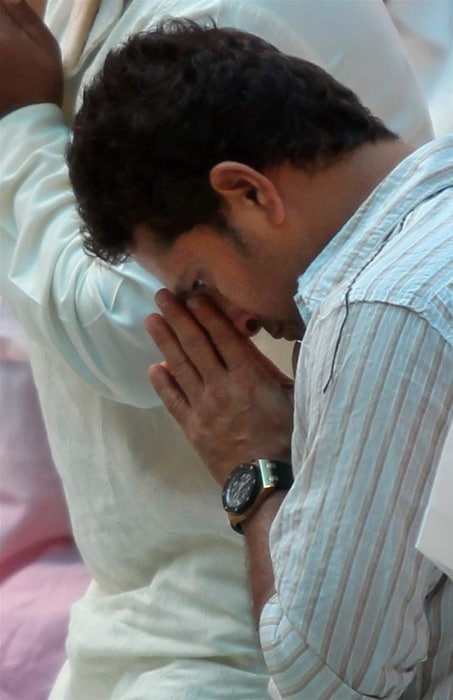 Sachin pays his last respects to the spiritual leader Sri Sathya Sai Baba in Puttaparthi. (PTI Photo)