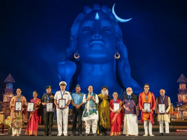 ईशा फाउंडेशन ने देश की शख्सियतों को किया सम्&zwj;मानित