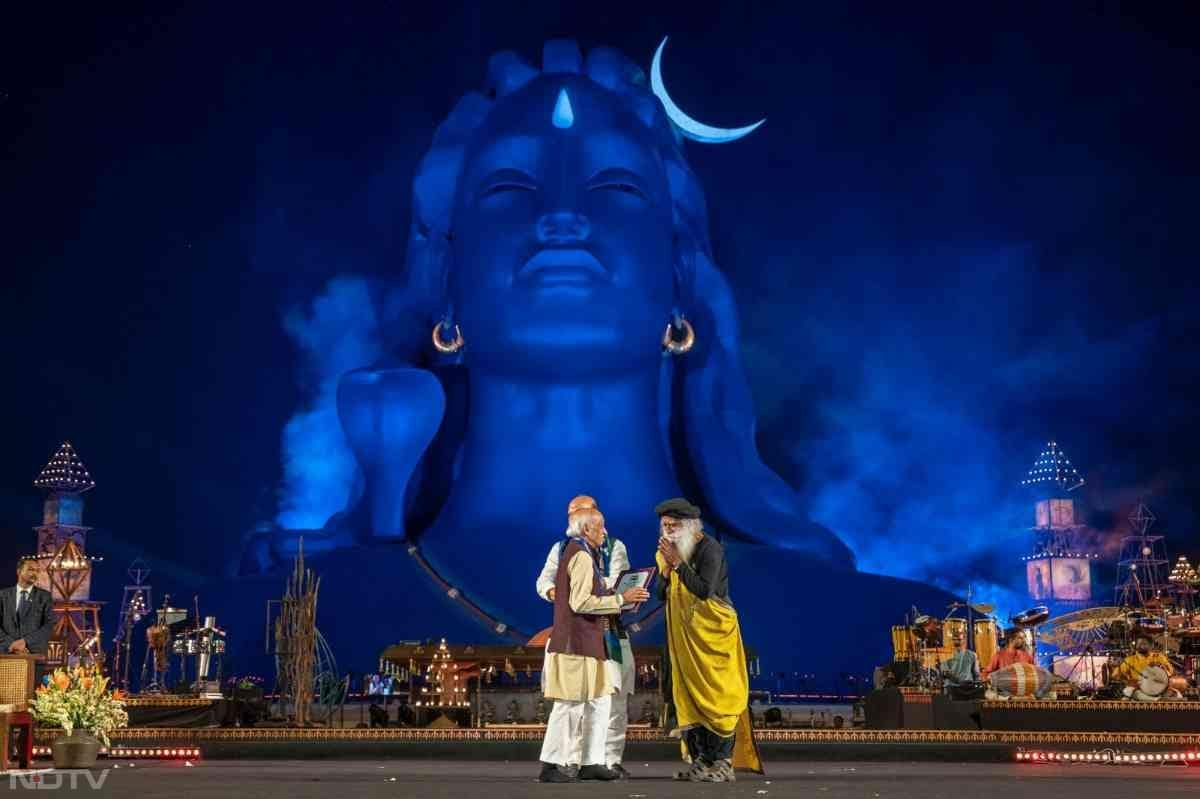 सात पुरस्कार हर साल प्रमुख क्षेत्रों में दिए जा रहे हैं, जिनमें कॉर्पोरेट/व्यवसाय, कला और साहित्य, खेल, सामुदायिक कल्याण, विज्ञान और प्रौद्योगिकी, और संस्कृति शामिल हैं.