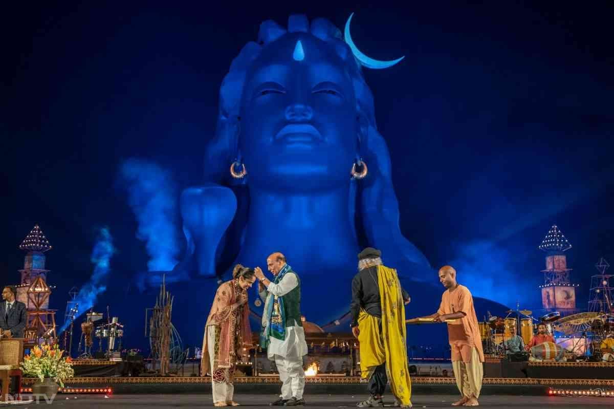 विभिन्न क्षेत्रों में उत्कृष्ट व्यक्तियों को सम्मानित किया गया 2026 के पुरस्कार विजेताओं में, जिनकी असाधारण सेवा के लिए सम्मानित किया गया है.