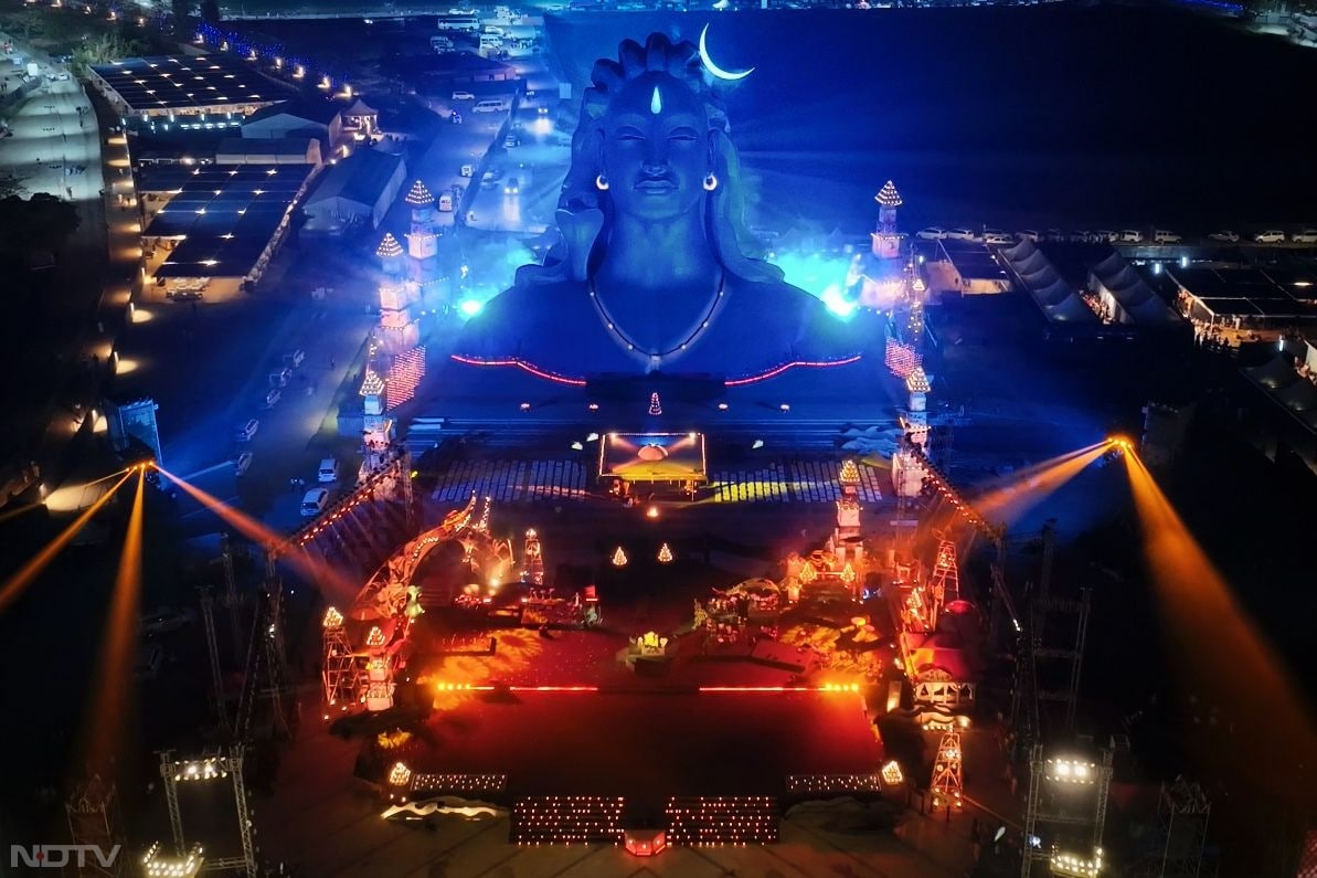 सद्गुरु के नेतृत्व वाले ईशा योग केंद्र में आयोजित महाशिवरात्रि समारोह के उद्घाटन के अवसर पर राजनाथ सिंह ने कहा कि सूर्य और चंद्रमा केवल खगोलीय पिंड नहीं हैं, बल्कि हमारे कैलेंडर और त्योहारों का आधार भी हैं.