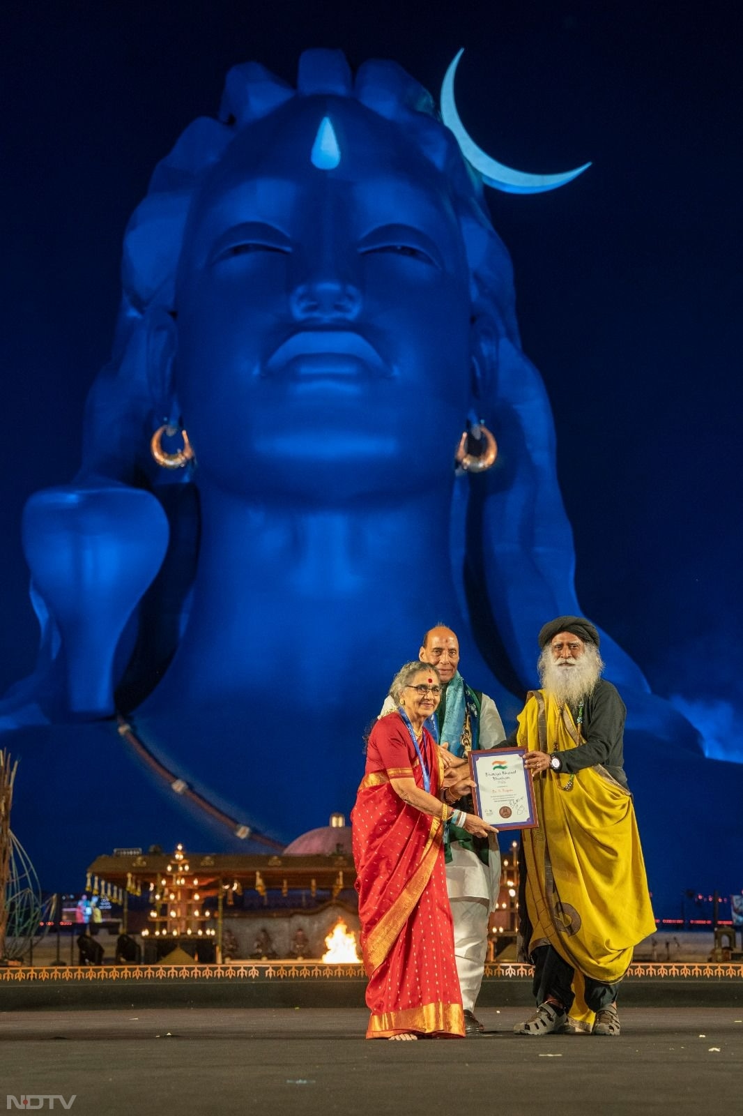 112 फीट ऊंचे अदियोगी शिव की प्रतिमा पर लेजर लाइट शो ने सबको आकर्षित किया.