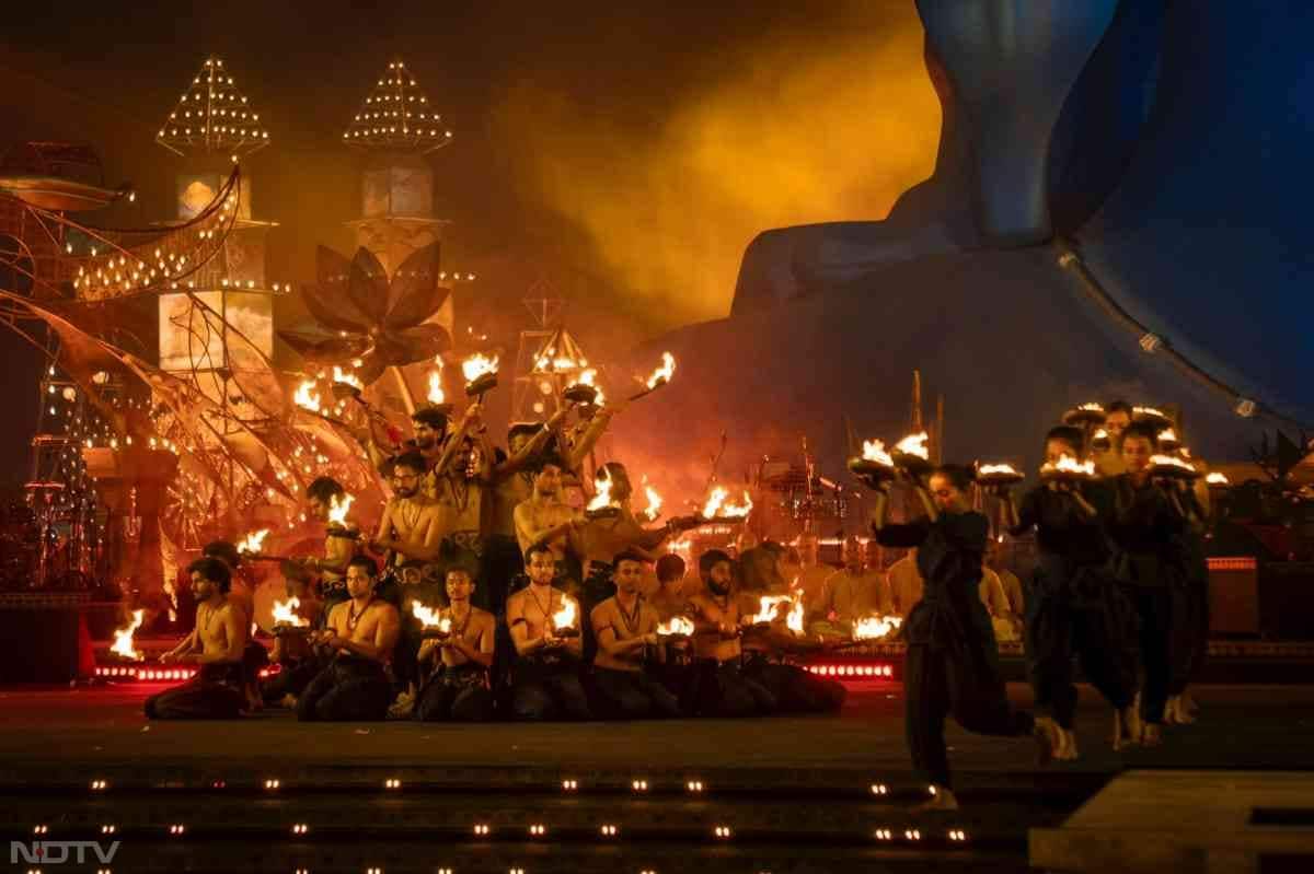 देश-विदेश के प्रसिद्ध कलाकारों ने अपनी संगीत और नृत्य प्रस्तुतियों से पूरी रात समां बांधे रखा.