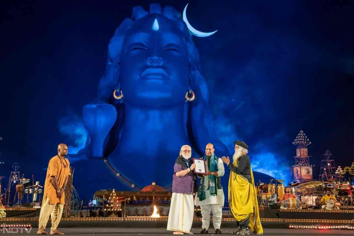 सद्गुरु ने स्वयं 'योगेश्वर लिंग महा अभिषेक' किया, जिसमें हजारों लोग साक्षी बने.