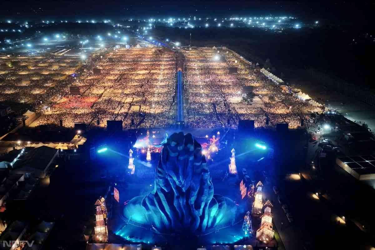 यह रात्रिकालीन समारोह भक्ति, संगीत और ध्यान का संगम रहा और 23 भारतीय और विदेशी भाषाओं में 100 से अधिक टीवी चैनलों और डिजिटल स्ट्रीमिंग हुई.