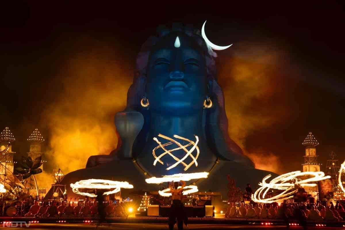 नाइट ऑफ शिव' के रूप में जानी जाने वाली महाशिवरात्रि एक अनूठी ग्रहीय घटना है, जब मानव शरीर में ऊर्जा का प्राकृतिक प्रवाह आध्यात्मिक विकास के लिए विशेष रूप से अनुकूल होता है.