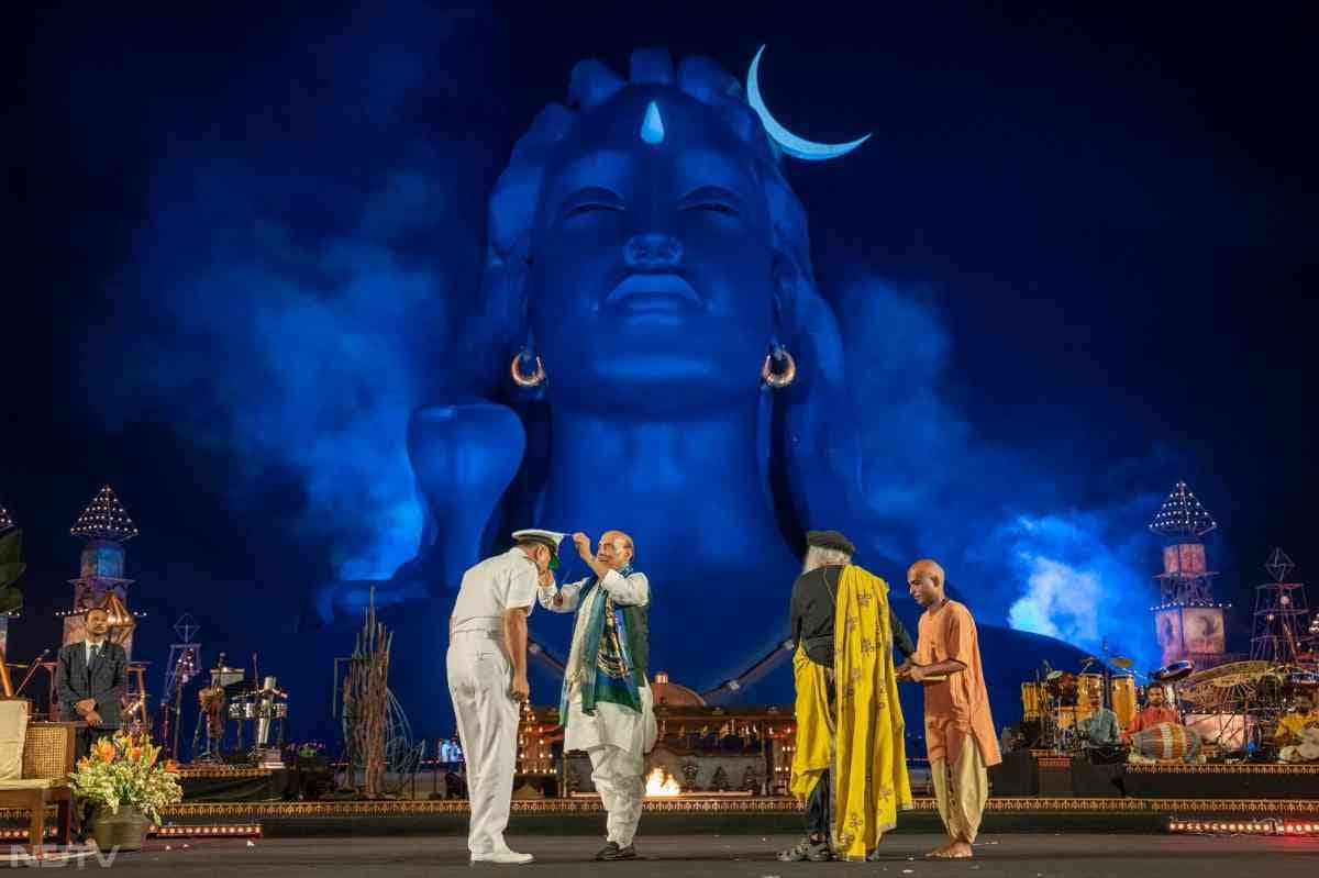 रक्षा श्रेणी में ऑपरेशन सिंदूर के सम्मान में भारतीय सशस्त्र बलों के प्रतिनिधियों को उनके वीरता और सटीकता के लिए सम्मानित किया गया.