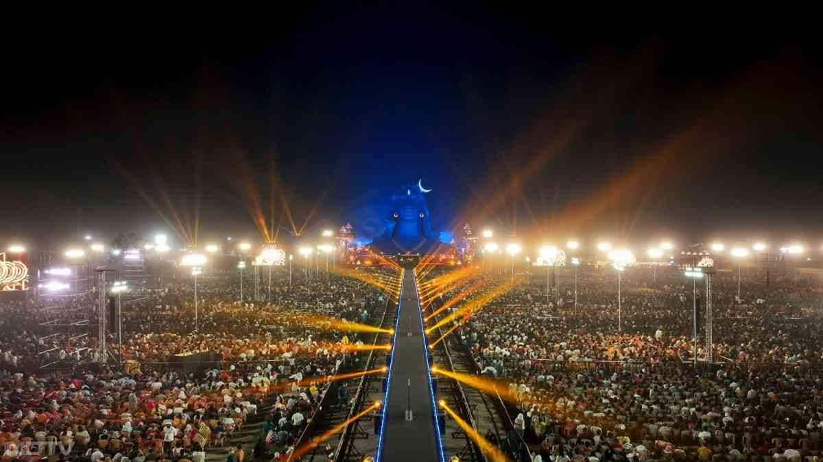 प्रधानमंत्री नरेंद्र मोदी द्वारा 2017 में उद्घाटित 112 फुट ऊंची आदियोगी प्रतिमा को जीवंत कर देता है.