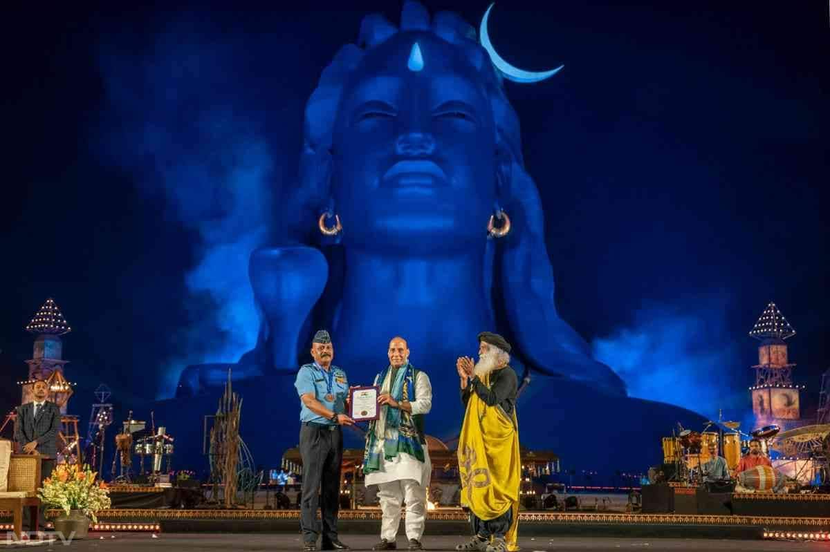 ऑपरेशन सिंदूर में देश का सीना चौड़ा करने वालों को भी सम्&zwj;मानित किया गया.