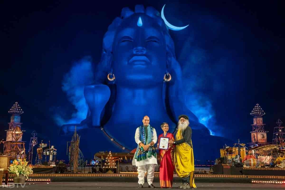 राजनाथ सिं और सद्गुरु ने मिलकर लोगों को सम्&zwj;मानित किया.